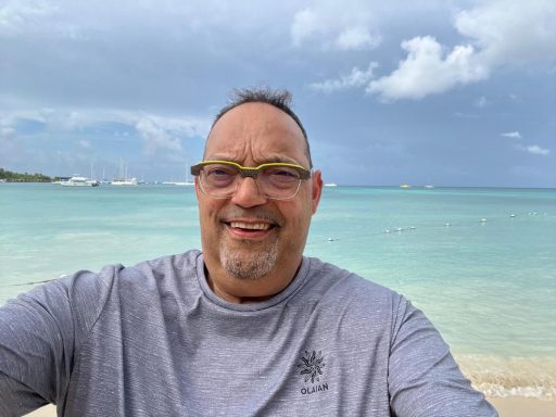 Batriec Avent bei einem Aufenthalt am Meer.